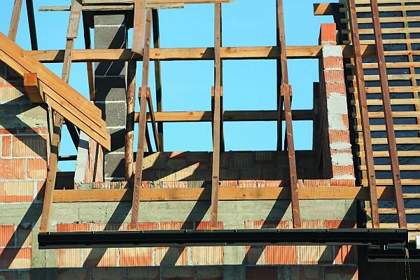 Z uwagi na charakter pokrycia przygotowanie więźby dachowej zdecydowanie różni się od podkonstrukcji przeznaczonych do tradycyjnych blachodachówek.