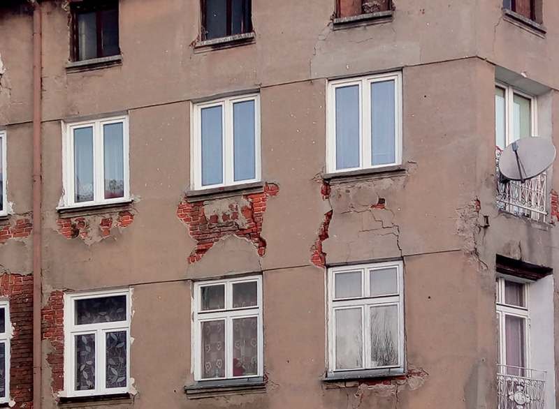 Fot. 1. Rysy konstrukcyjne bezwzględnie wymagające podjęcia działań naprawczych w odniesieniu do konstrukcji, a nie tynku; fot. archiwum autora (M. Rokiel)