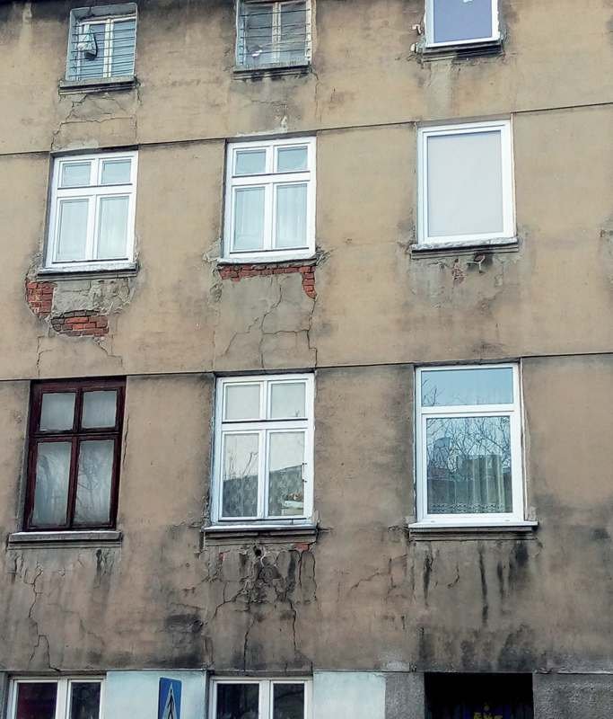Fot. 2. Rysy konstrukcyjne bezwzględnie wymagające podjęcia działań naprawczych w odniesieniu do konstrukcji, a nie tynku; fot. archiwum autora (M. Rokiel)