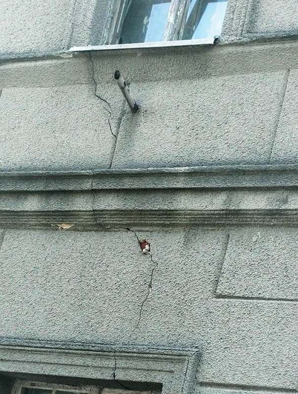 Fot. 7. Rysa konstrukcyjna. Naprawa takich rys wymaga zawsze równoległej naprawy konstrukcji; fot. archiwum autora (M. Rokiel)