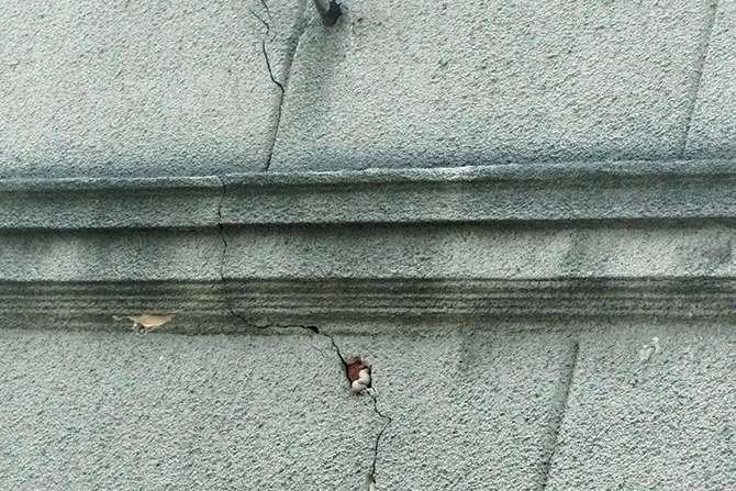 Spos&oacute;b naprawy zarysowanego tynku zawsze wynika z charakteru powstałych na nim rys (szerokości ich rozwarcia, zmiany szerokości rozwarcia itp.) oraz przyczyn ich powstania.
Fot. Archiwum autora
