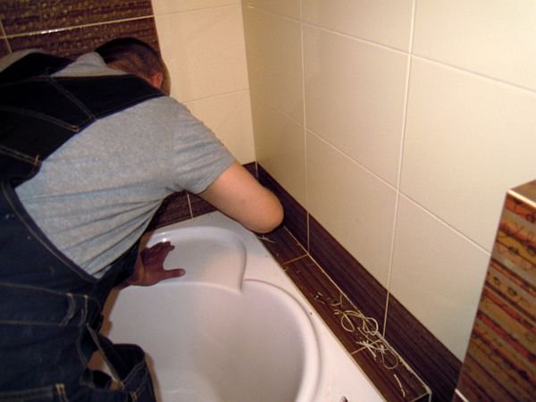 Zajęte pleśnią fugi należy dokładnie usunąć i oczyścić.