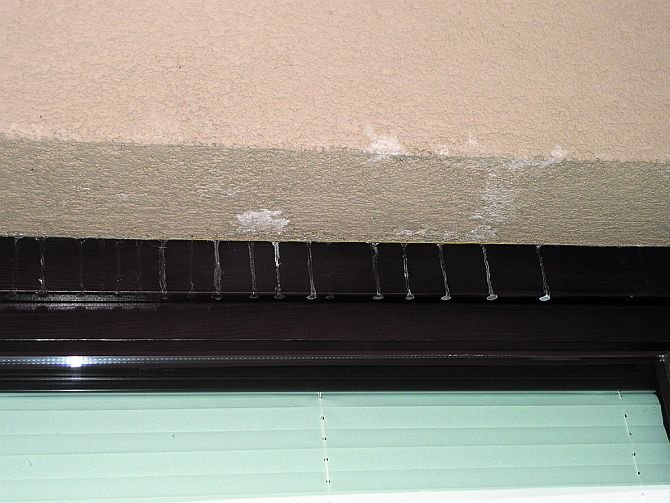 Fot. 1. Wypływ skroplin spod ościeży okna pod balkonem / tarasem może świadczyć także o błędach w ociepleniu ściany