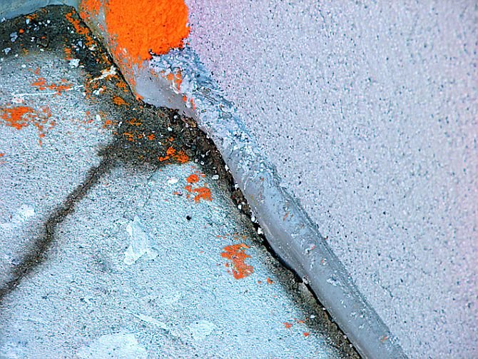 Fot. 4b. Nieprawidłowe wykonanie jastrychu skutkuje często spękaniami pojawiającymi się jeszcze
przed ułożeniem okładziny ceramicznej. Uniemożliwia też poprawne wykonanie i uszczelnienie
dylatacji obwodowych oraz wpustów. Taka sytuacja wymaga często us.