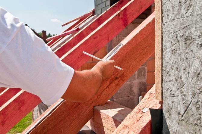Prawidłowe rozmierzenie dachu pozwala uzyskać zamierzony efekt w postaci estetycznie i fachowo ułożonej połaci dachowej