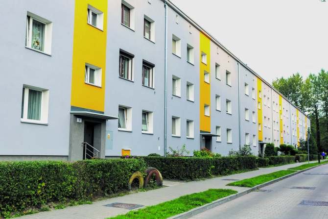 Malowanie elewacji na poz&oacute;r wydaje się czynnością prostą, ale przy ominięciu zasad sztuki budowlanej i zaleceń producenta farby, może przysporzyć wielu problem&oacute;w. Przestrzeganie zasad pozwala uniknąć kosztownych i czasochłonnych poprawek.
Fot. SSO