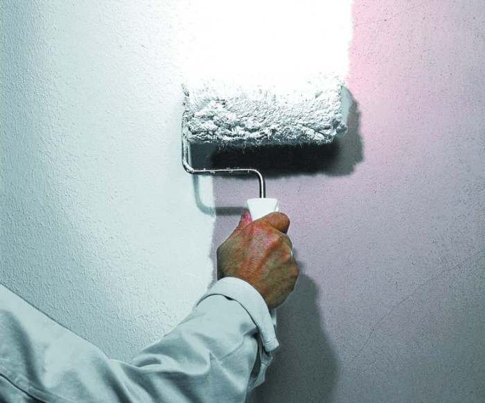 Malowanie elewacji można rozpocząć po uprzednim przygotowaniu podłoża: oczyszczeniu i zagruntowaniu. Dobrze przygotowane podłoże jest bowiem gwarancją
trwałości wymalowań.