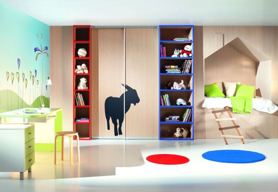 Ciekawa i praktyczna zabudowa w pokoju dziecka – szafa połączona z kolorowymi półkami na książki i zabawki oraz minidomkiem-siedziskiem