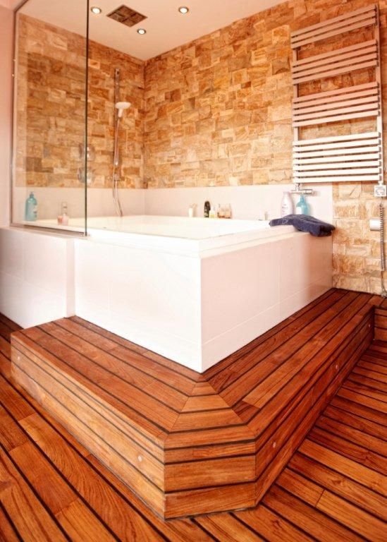 Drewno jest coraz częściej stosowane w łazienkach, jako materiał, z którego wykonuje się podłogę i dekoracje.