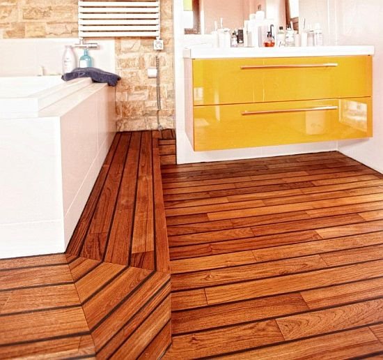 Moda na zastosowanie elementów drewnianych w podłożu pojawiła się parę lat temu. Specjaliści od dekoracji wnętrz oceniają, że popularność drewna wynika z pozytywnego wpływu tego materiału na wygląd łazienki.