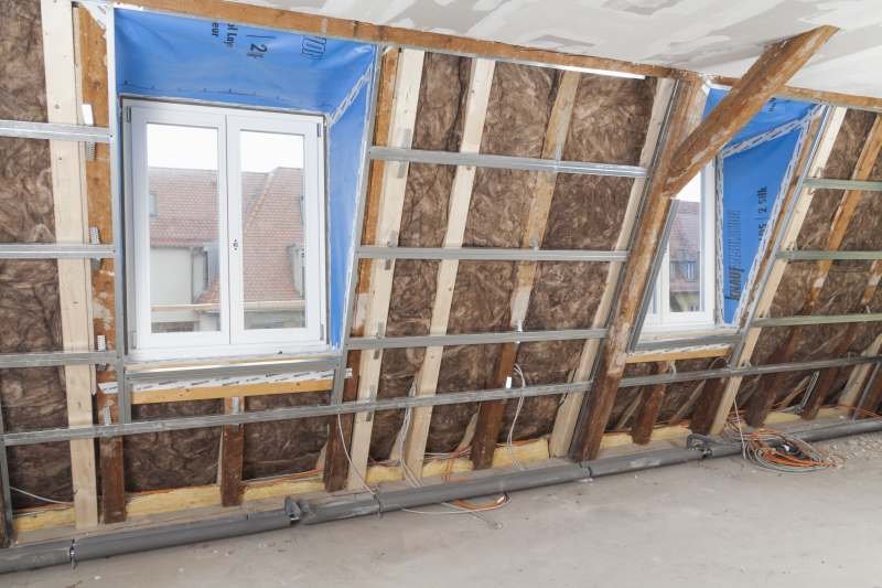 Wyroby z wełny mineralnej (skalnej i szklanej) są najlepsze do zastosowań związanych z izolacyjnością akustyczną i pochłanianiem dźwięku. Stosowane są zarówno do wytłumiania pomieszczeń i korekcji czasu pogłosu, jak i do izolacji akustycznej ścian, strop.