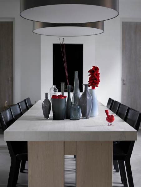 Kolorowa dekoracja stołu ożywi ascetycznie urządzone wnętrze.