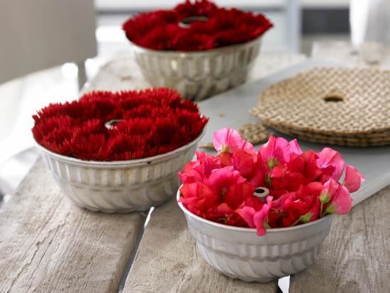 Kwiaty można umieścić w różnych naczyniach, np. formach do ciasta.