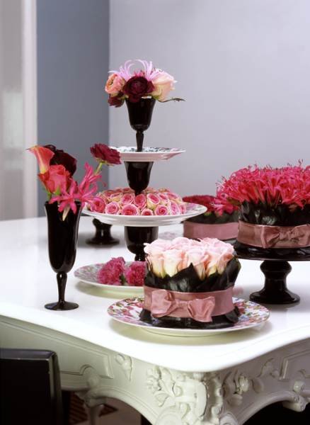 Kwiaty można nie tylko wstawić do wazonu, ale również ułożyć na talerzu lub tacy.
