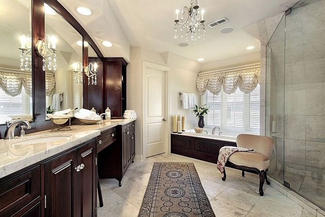 Ozdobny żyrandol w łazience najlepiej sprawdzi się w kamienicach i domach jednorodzinnych.
Fot. Sigma
