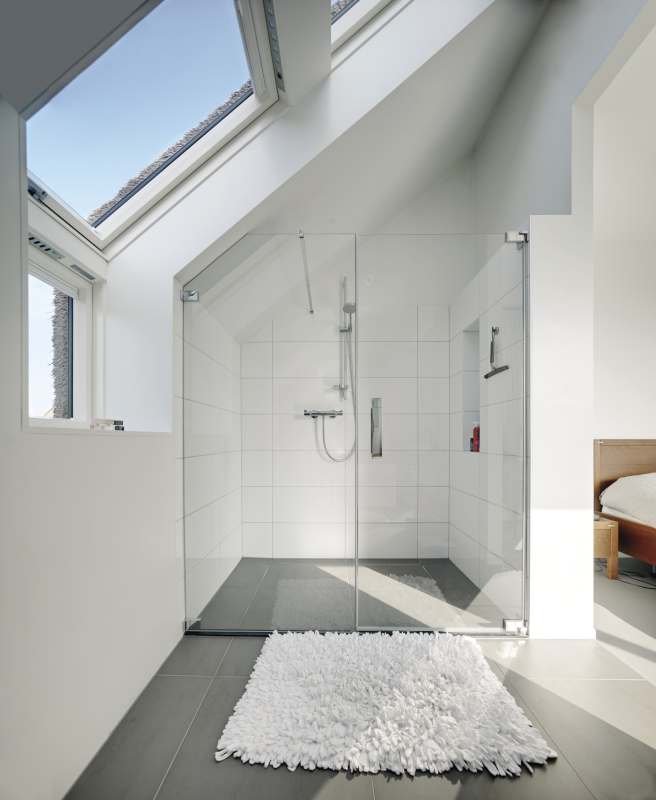 Zespolenie okien dachowych to większa ilość światła na poddaszu, która w połączeniu z białymi ścianami optycznie powiększy niewielką łazienkę na poddaszu