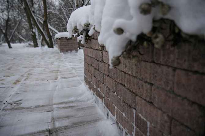 Nawierzchnię najlepiej odśnieżyć jak najszybciej, zanim śnieg zostanie zadeptany i powstanie zalodzenie.Fot. Libet