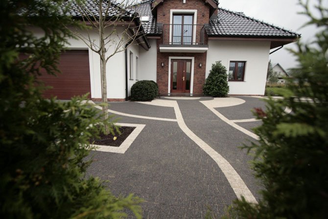 W tej aranżacji wykorzystano dwa kontrastujące ze sobą kolory. Dzięki temu, że jasnego jest niewiele, podjazd wygląda elegancko