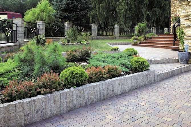 Materiały z betonu o r&oacute;żnych fakturach i kolorach idealnie sprawdzają się w tworzeniu element&oacute;w małej architektury ogrodowej.
Fot. Joniec