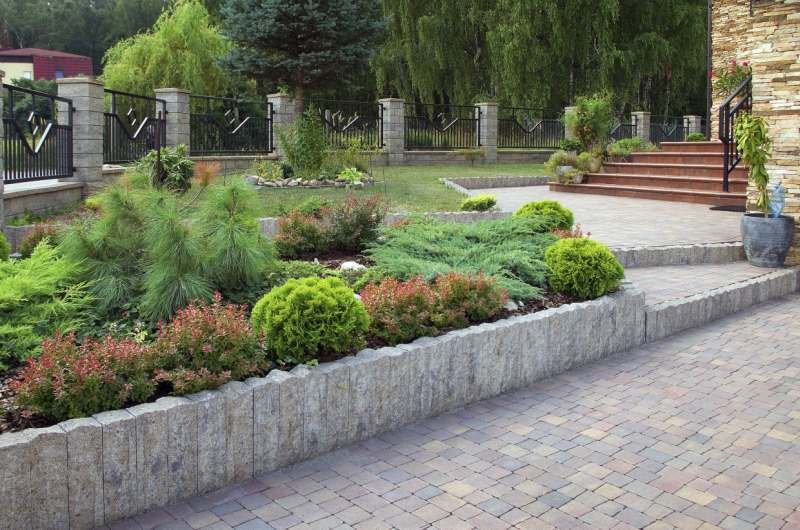 Betonowe palisady i inne elementy uzupełniające dzięki różnorodnej kolorystyce i fakturze pozwalają stworzyć praktycznie każdy element ogrodowej architektury
