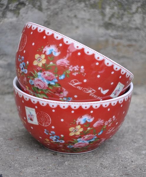 Miseczka Jardin Chistmas wykonana z porcelitu czerwona miseczka, malowana w kolorowe, misterne motywy kwiatowe. Średnica u góry 12 cm, średnica na dole 6 cm, wysokość 6,5 cm. Cena 26 zł