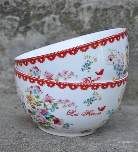 Miseczka Jardin z czerwonym lub niebieskim wzorem jest wykonana z porcelitu. Średnica u góry 15 cm, średnica na dole 8 cm, wysokość 8,5 cm. Cena 37 zł