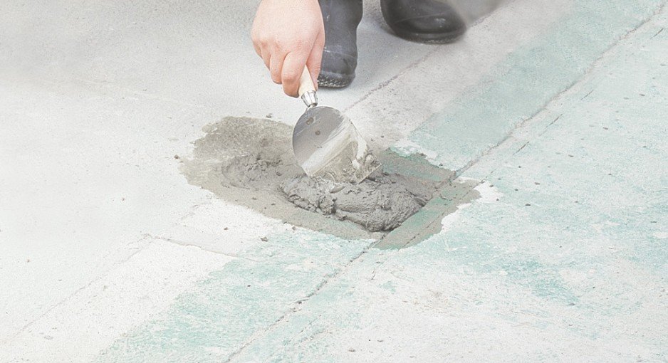 Uzupełnianie ubytków na podjeżdzie zaprawą Altas Ten-10.