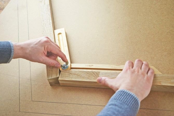 Ustal kąty proste w złączach między poszczególnymi rozpórkami za pomocą kątownika.