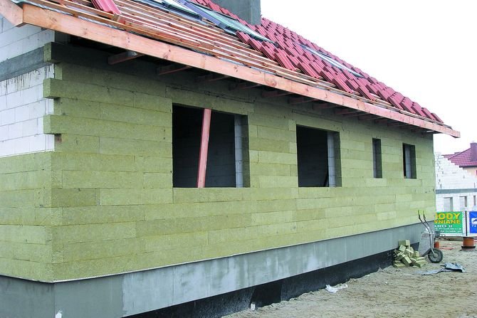 Dom energooszczędny powinien mieć odpowiednią grubość izolacji
Fot. Rockwool