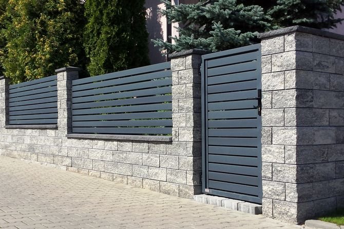 Ogrodzenie wykonane z elementów łupanych
przypominających fakturę łupanego piaskowca.