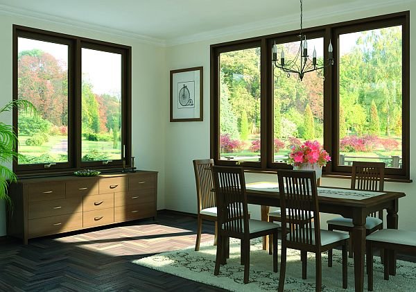 Najlepiej w połączeniu z drewnianym oknem wyglądają parapety drewniane, ponieważ są odbierane jako spójny element wnętrza.