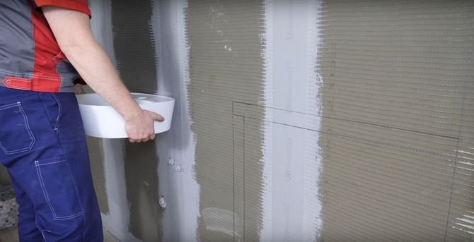 Zacznij od projektu swojej łazienki. Na ścianie zaznacz miejsca, które przeznaczysz na zabudowę pod umywalkę, pralkę oraz te, w których mają wisieć półki.