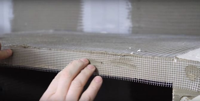 Na wszystkich przejściach, punktach styku oraz miejscach, w których rdzeń płyty jest niezabezpieczony umieść siatkę zbrojeniową, przyklejając ją na klej cementowy do płytek klasy C2.
