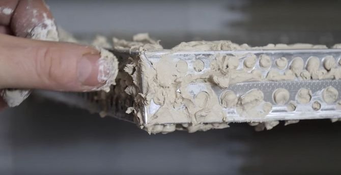 Metalowe talerzyki montażowe zakryj klejem cementowym. Narożniki zewnętrzne półek oraz zabudowy zabezpiecz profilami aluminiowymi przyklejając je np. na klej gipsowy.