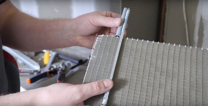 Drugim rozwiązaniem mocowania półki jest zastosowanie, zamiast kotw chemicznych, kołków szybkiego montażu.