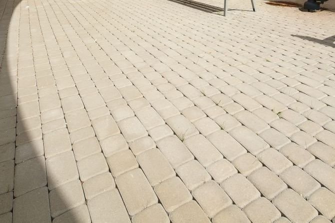 Przed zakupem element&oacute;w nawierzchniowych warto wiedzieć, z czym wiąże się spos&oacute;b wykończenia tego materiałuFot. Polbruk