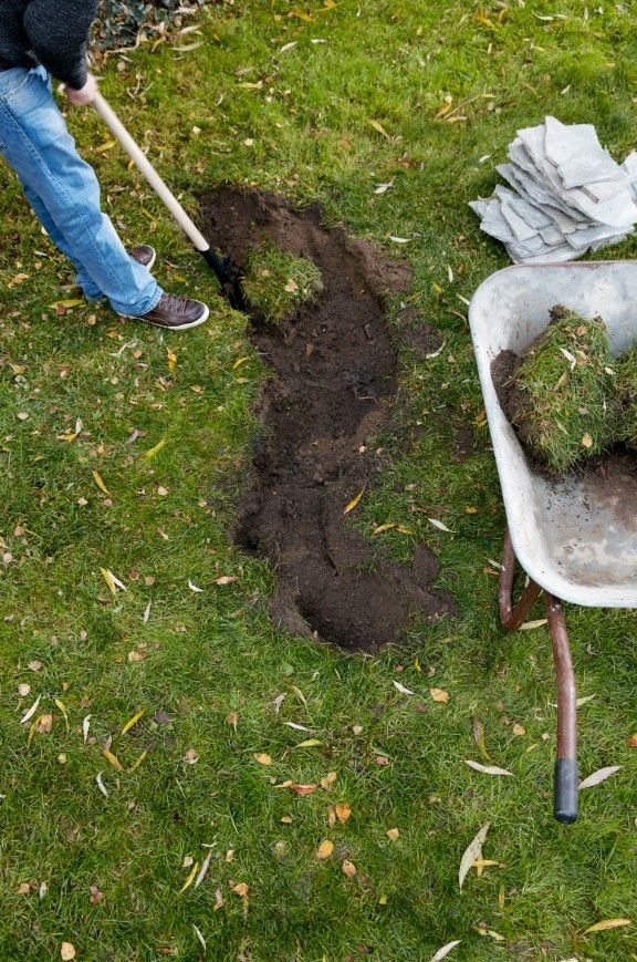 Następnie, wewnątrz zaznaczonego szpadlem konturu prysznica, wykop ziemię na głębokość około 20 cm