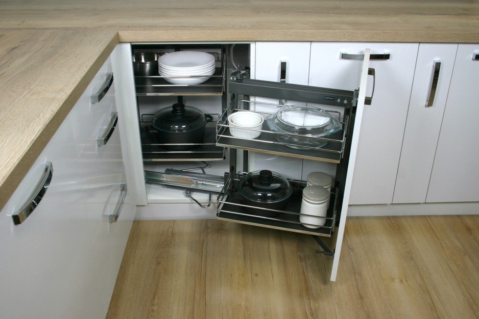 System Corner Front pozwala na pełne wysunięcie na zewnątrz szafki jednego dwupoziomowego kosza (tego do którego przytwierdzony jest front). Druga część systemu podczas otwierania szafki przesuwa się z jej głębi w kierunku frontu, tak by dostęp do zapasó.