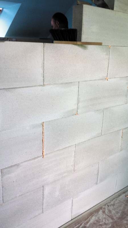 Ściany działowe w technologii murowanej można
wykonać np. z bloczków z betonu komórkowego różnej
grubości