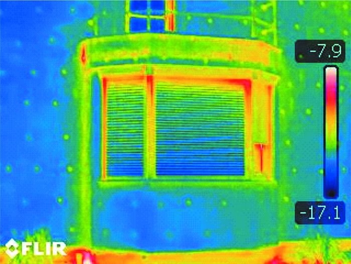 Fot. 3. Na zdjęciu termowizyjnym mostki cieplne w strefach balkonów łączonych bezpośrednio z wieńcem widoczne są w kolorach czerwieni