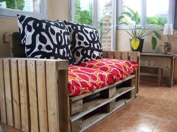 Aby taka sofa była stabilna warto wszystkie jej elementy połączyć wkrętami