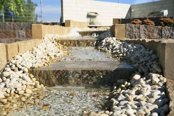 Palisady i płyty schodowe (Libet Completto) oraz kamień i grys ozdobny (Libet Patio) wystarczą do wytyczenia koryta strumienia.