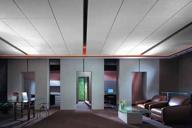 Sufity podwieszane dają wysoki poziom odbicia światła, co daje dodatkowe możliwości kreowania nastroju wnętrza.
Fot. Armstrong