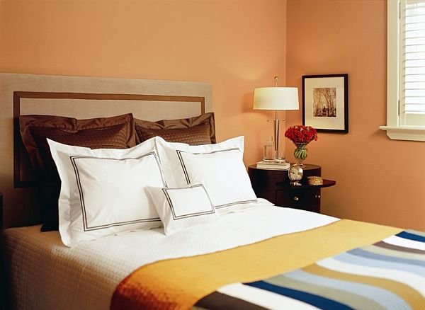 W każdej sypialni ważne jest również odpowiednie dobranie pościeli, narzut, pledów itp. Powinny one pasować stylistycznie i kolorystycznie do wystroju wnętrza.