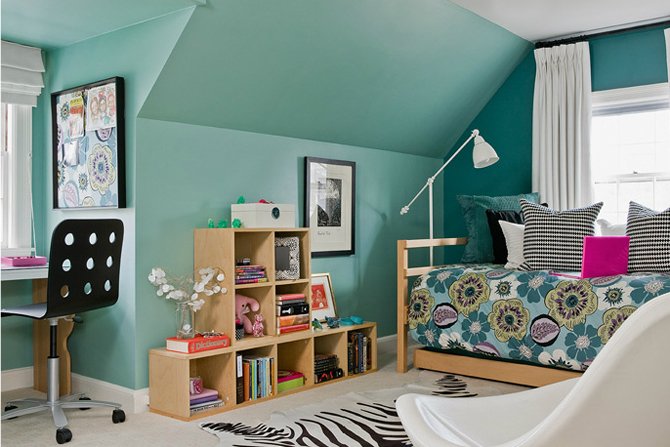 Starannie dobrane dodatki w tej sypialni - poduchy, dywan i obraz na ścianie - łączą się w całość.