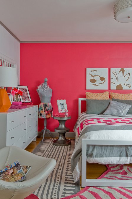 Dominującą dekoracją w sypialni jest intensywny kolor ścian. Reszta utrzymana jest w stonowanej kolorystyce