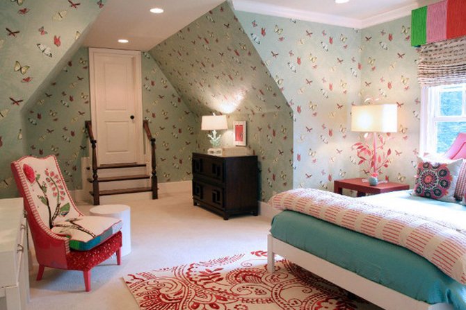 Odważna sypialnia, trochę przepełniona, ale pastelowa kolorystyka sprawia, że wnętrze nie wydaje się przeciążone.