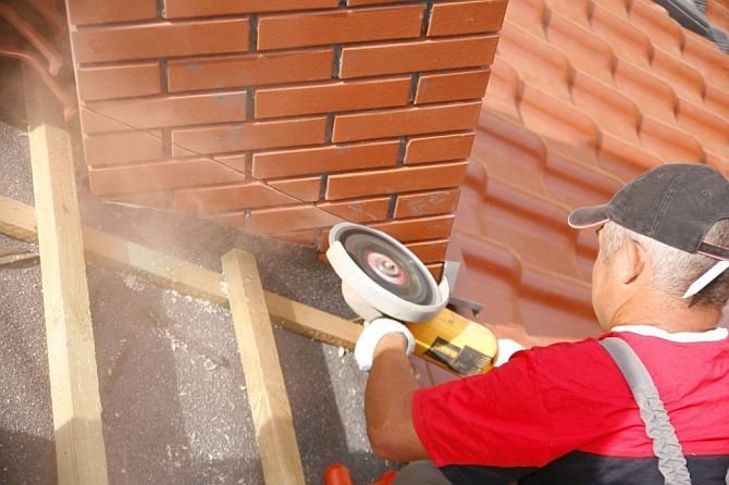 Nacięcie ścian komina powinno mieć ok. 2 cm grubości
Fot. R&ouml;ben