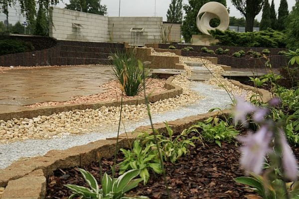 Kształt elementów brzegowych palisad splitowanych (łamanych) również pozwala na przygotowanie łuków o róznych promieniach.
