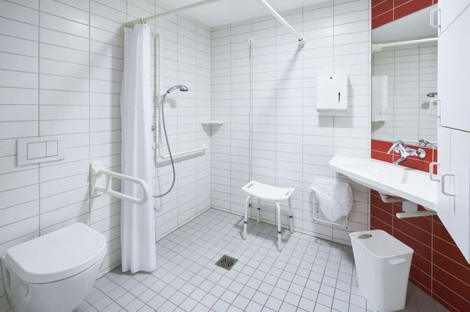 Prysznic bez brodzika poleca się także w sytuacji, gdy użytkownikami łazienki są osoby starsze lub niepełnosprawne